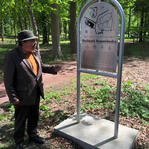 Neue Informationstafel mit deren Ersteller Siegfried Gallas Tafel m Gallas