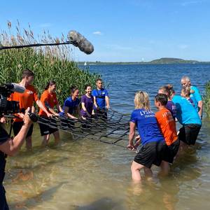 RUN4U Familienedition F12 Behind the Scenes Watercage Übung am Strand Geistalsee Copyright CineImpulsLeipzig MDR