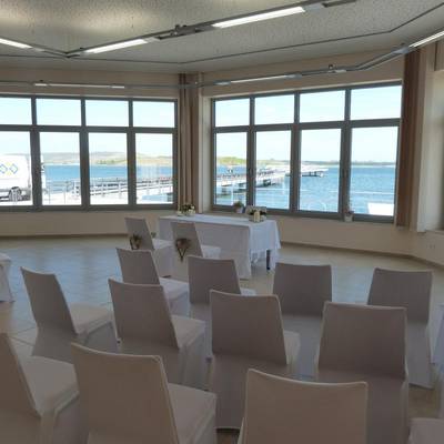 Innenraum mit Seeblick